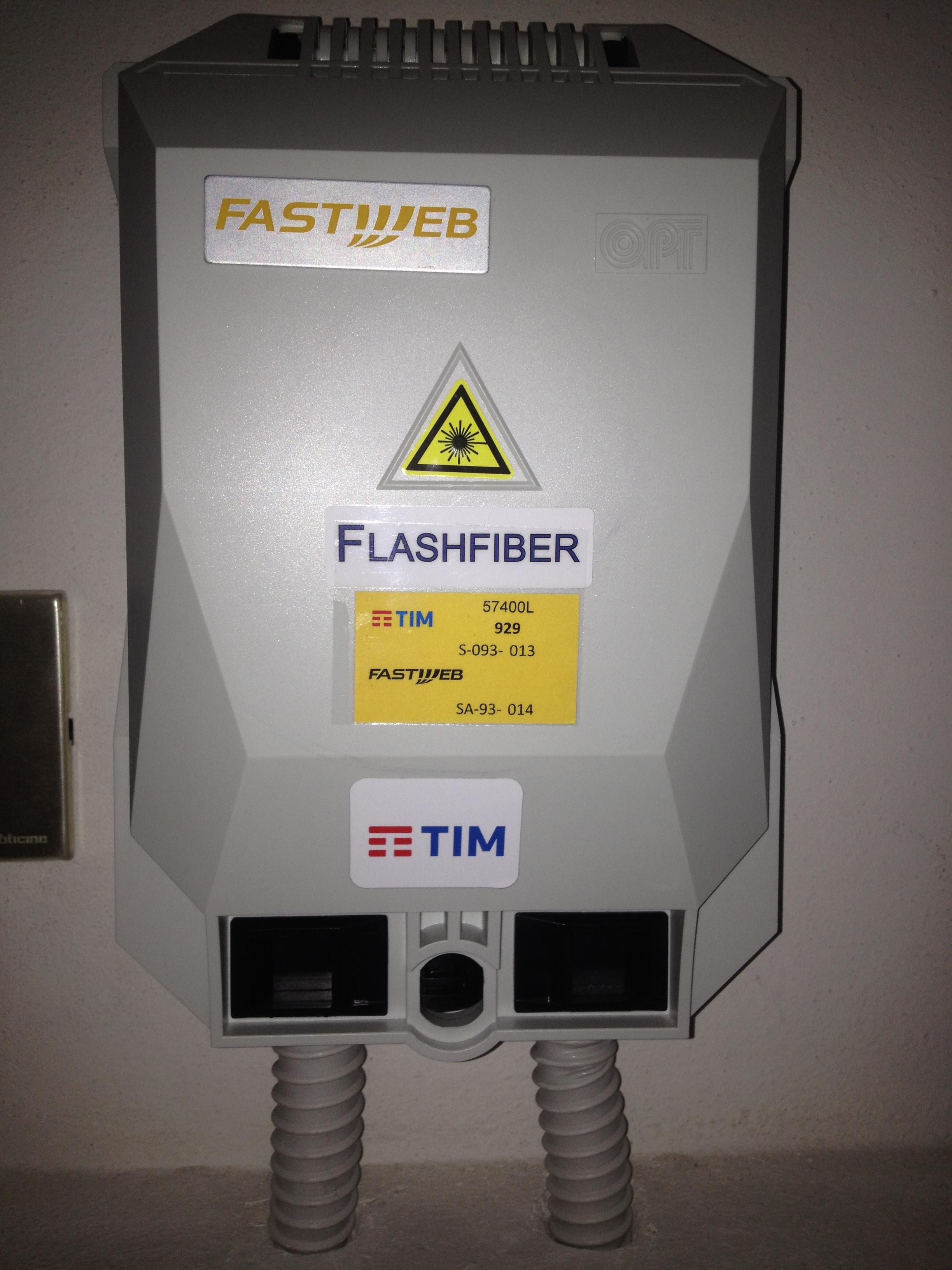 Scatola di un ROE con le etichette Flash Fiber, TIM e Fastweb