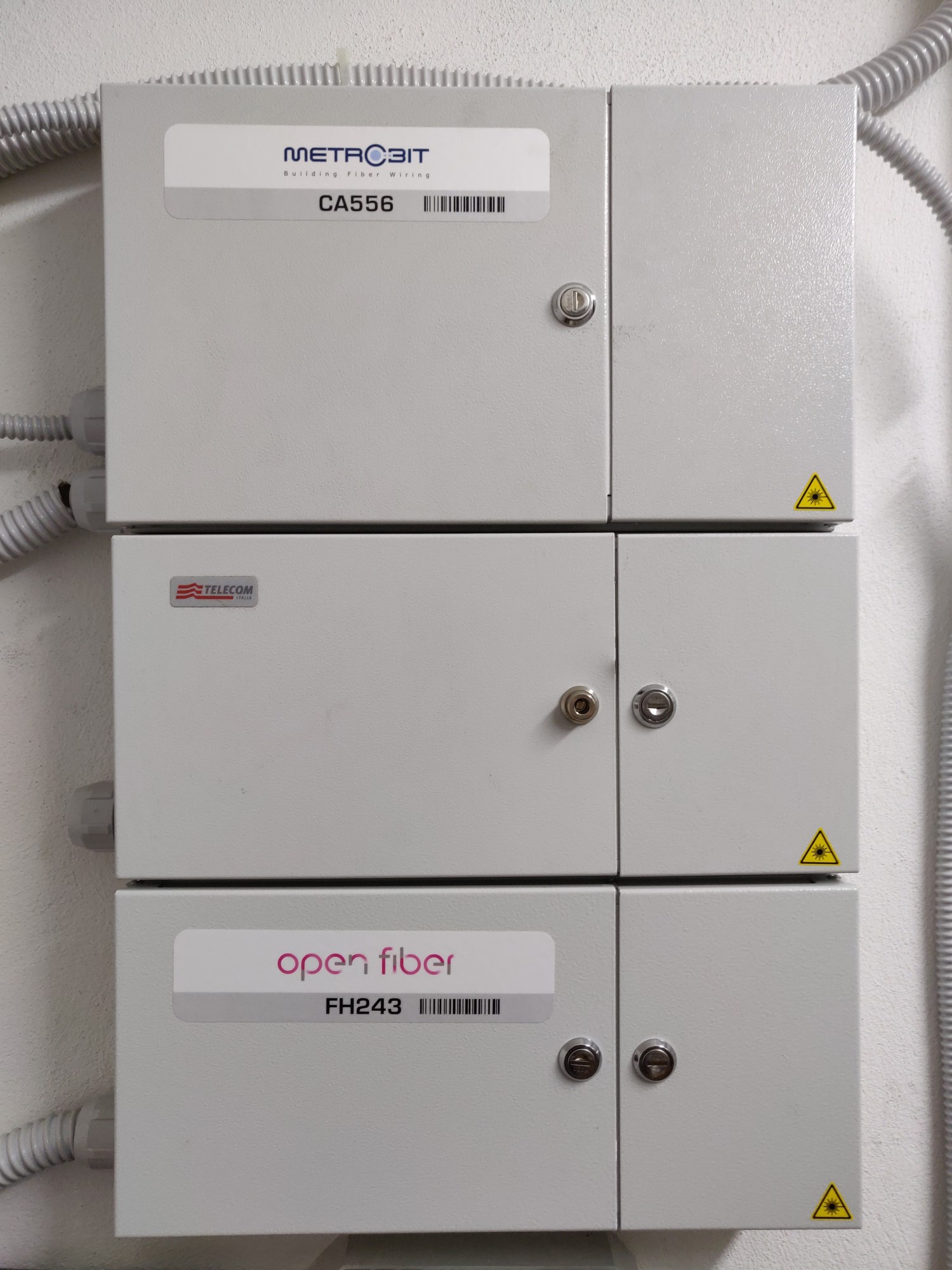 Tre scatole fissate sul muro di un locale contatori