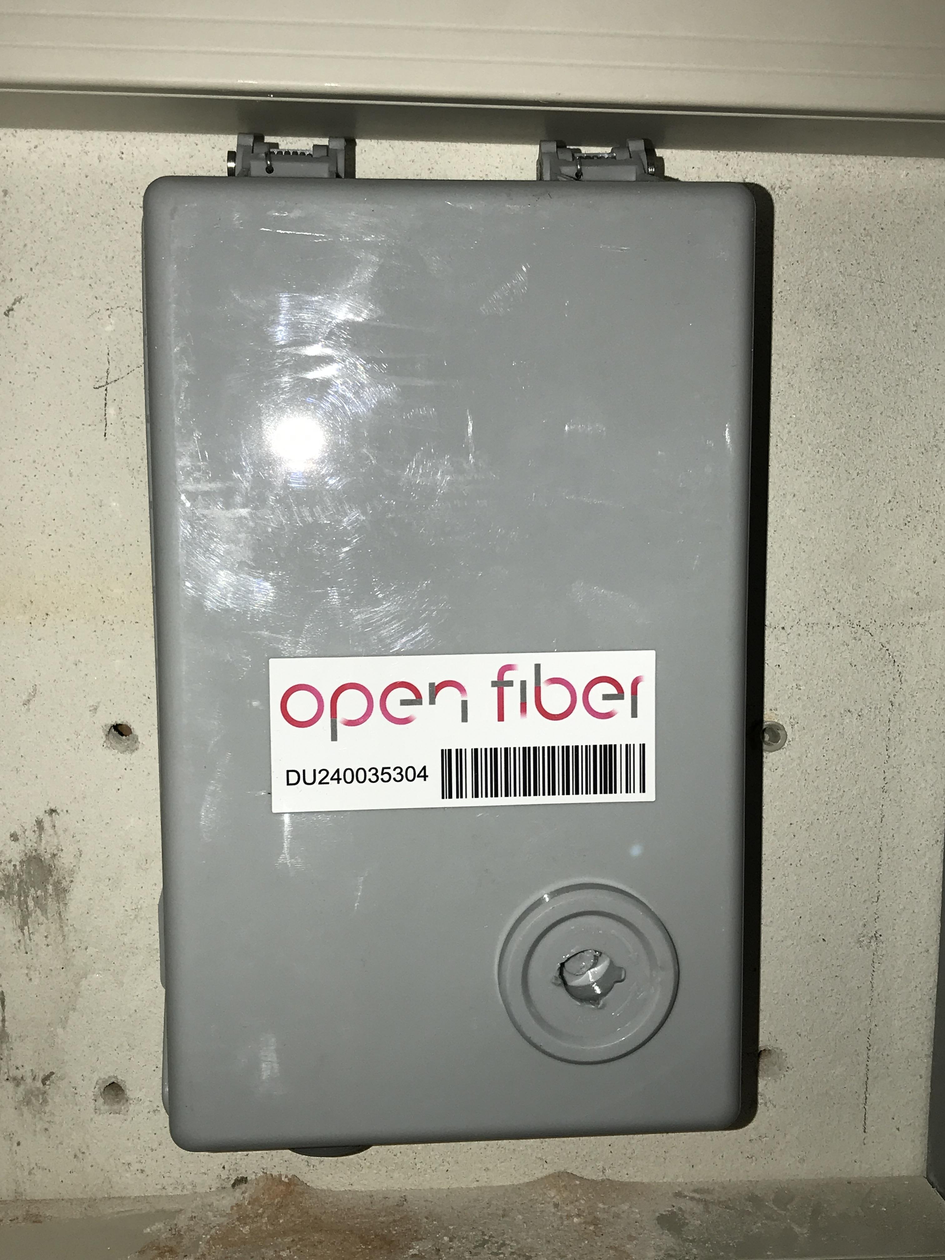 Scatola di un PTE con l'etichetta Open Fiber